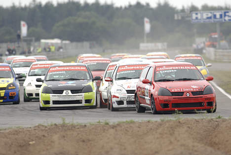 Kampen er hård i Casinoportalen Clio Cup. Her har Martin Clausen lagt sig i front foran Jacob Kristensen og Brian Mikkelsen, mens kørere som Bjørn Smedegaard Laursen (yderst til venstre), Thomas Wulff og Claus Christensen også presser sig på.